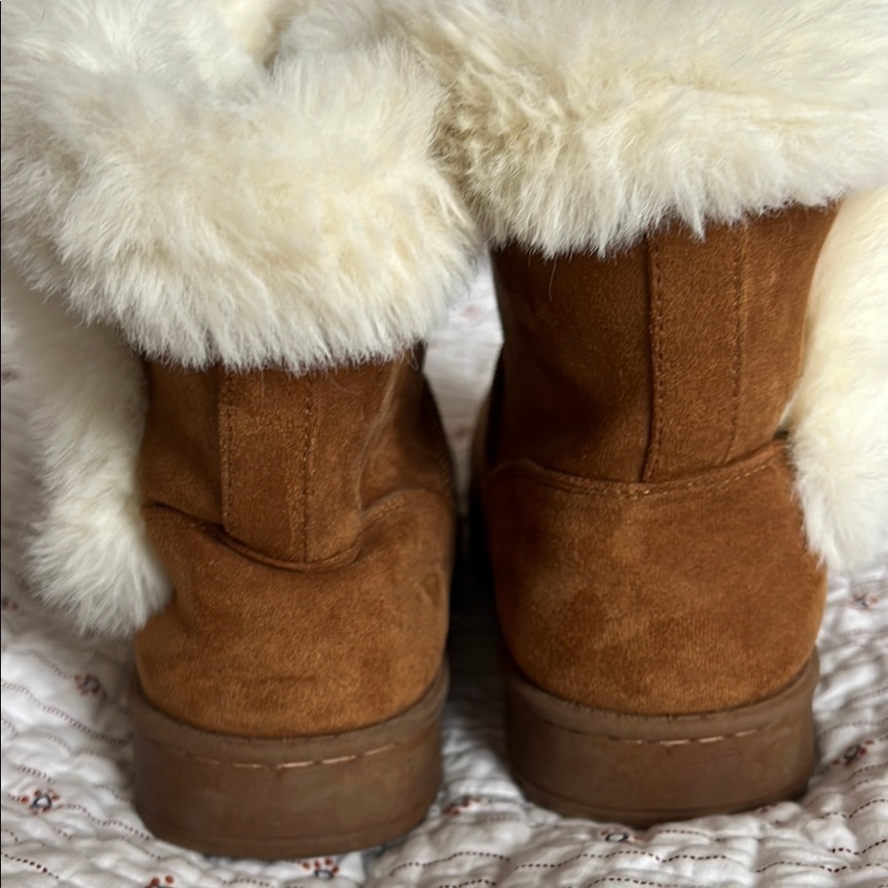 Cozy Tan Suede Ugg Style Boots with Faux Fur Lining size 8 - Picture 5 of 7